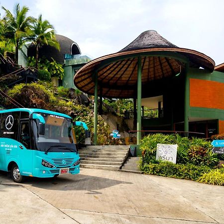 Crest Resort&Pool Villas Patong Esterno foto The bus stop at the resort