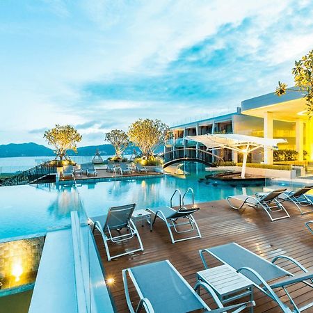 Crest Resort&Pool Villas Patong Esterno foto The swimming pool at the hotel