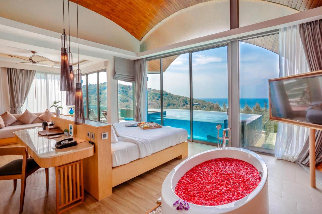 Crest Resort&Pool Villas Patong Esterno foto A bedroom at the resort
