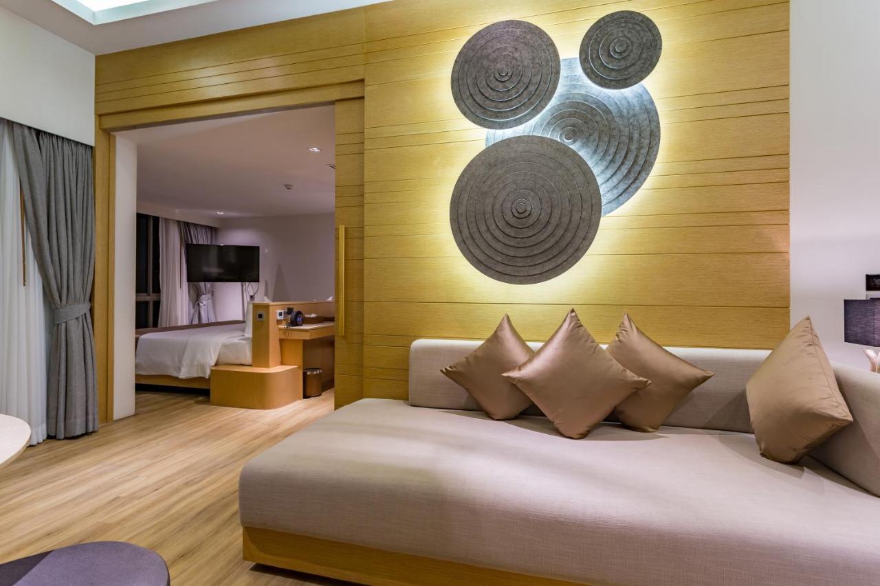 Crest Resort&Pool Villas Patong Esterno foto Deluxe Suite