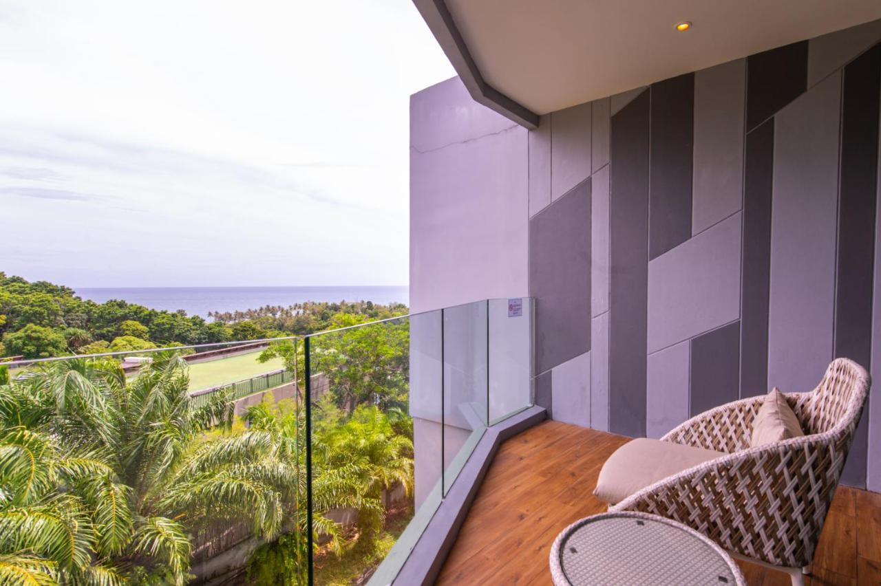Crest Resort&Pool Villas Patong Esterno foto A balcony