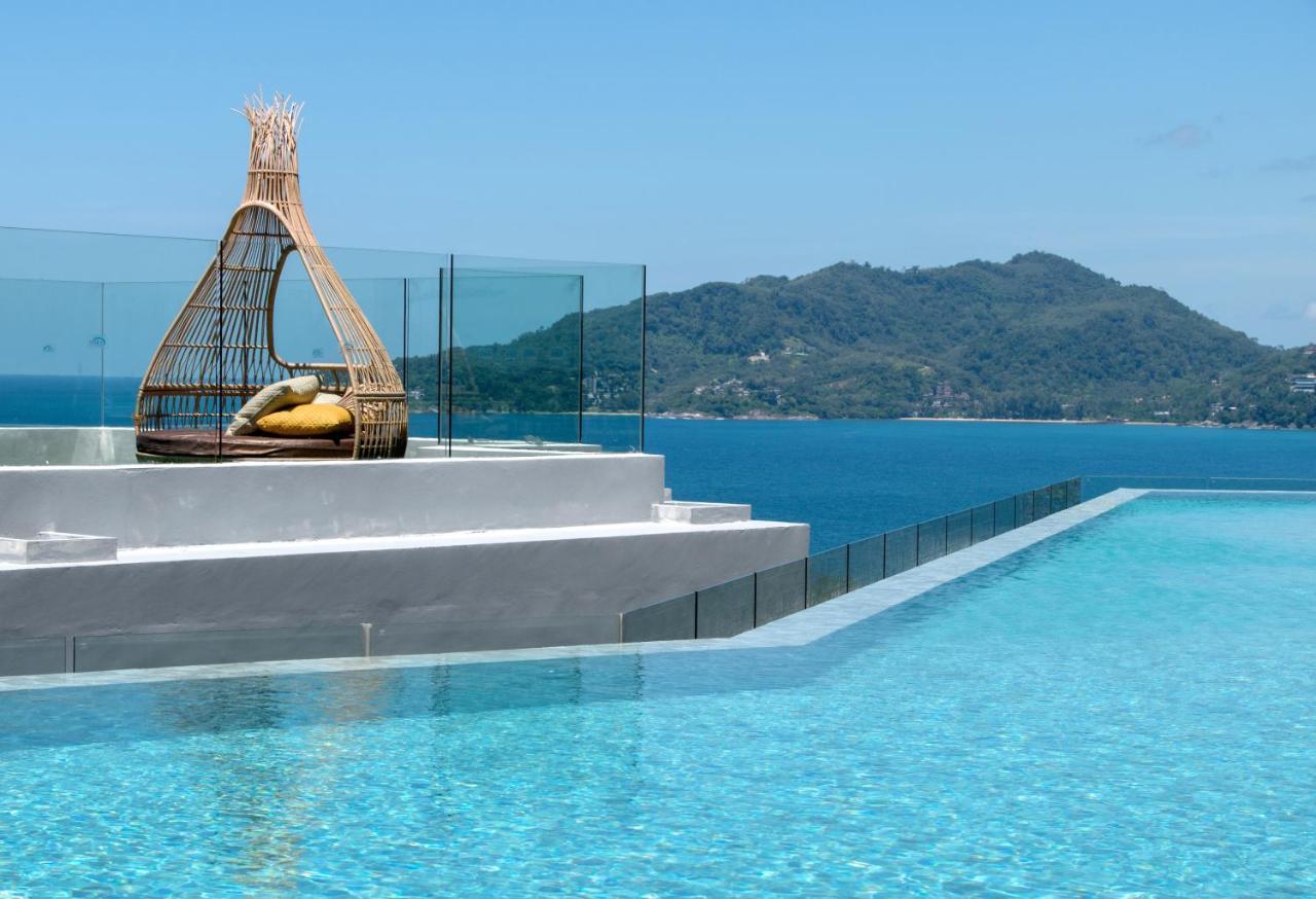 Crest Resort&Pool Villas Patong Esterno foto The swimming pool at the hotel
