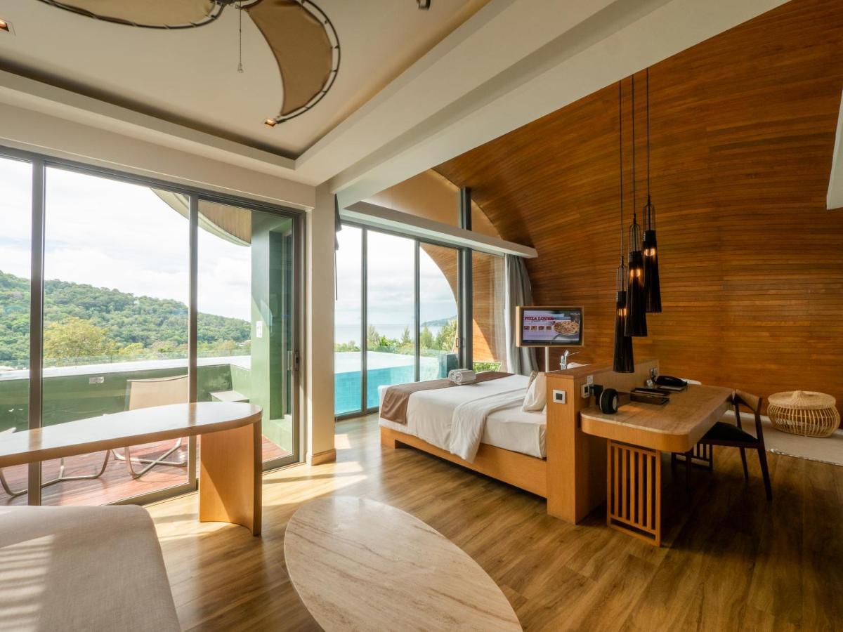 Crest Resort&Pool Villas Patong Esterno foto A bedroom at the resort