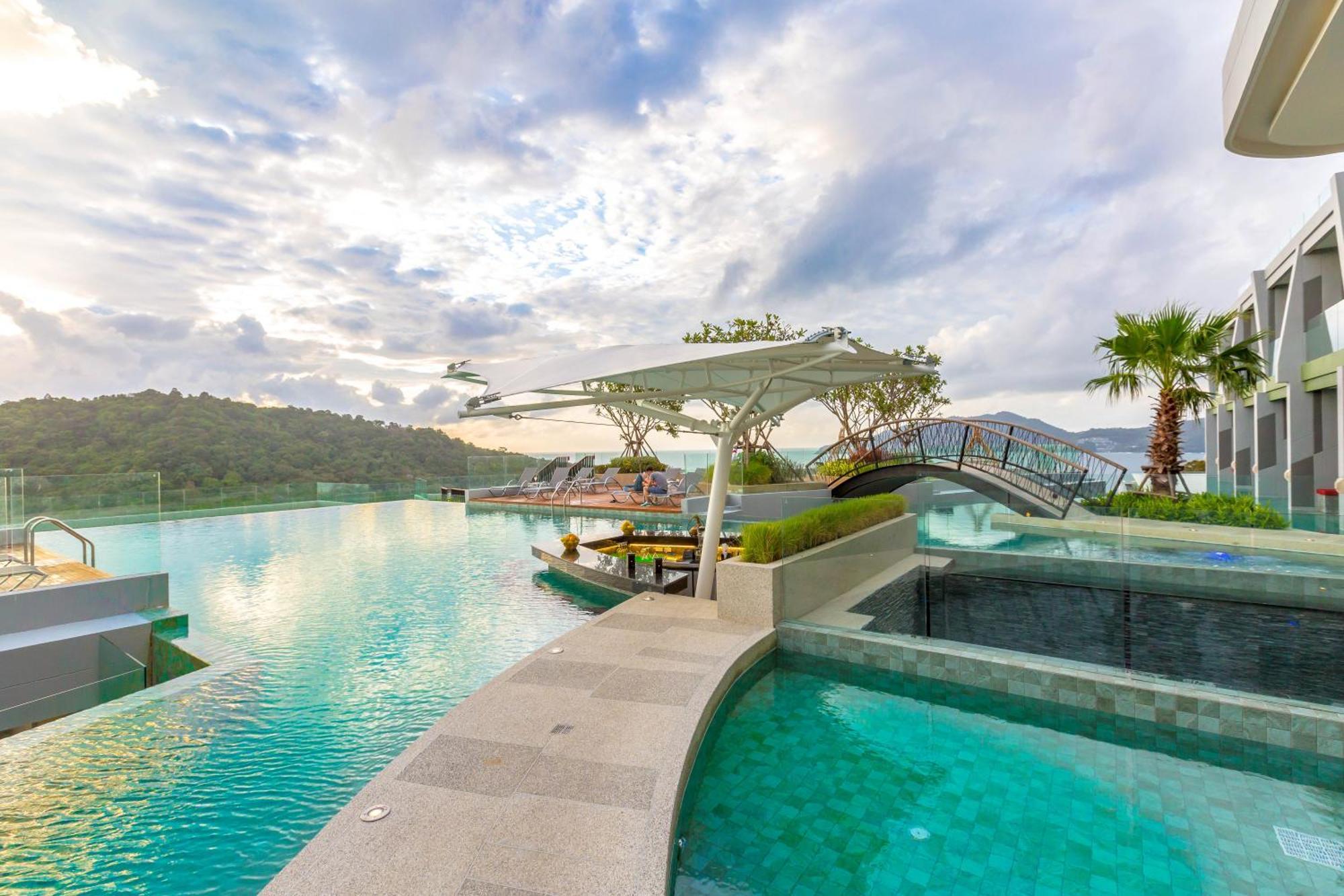 Crest Resort&Pool Villas Patong Esterno foto The swimming pool at the resort