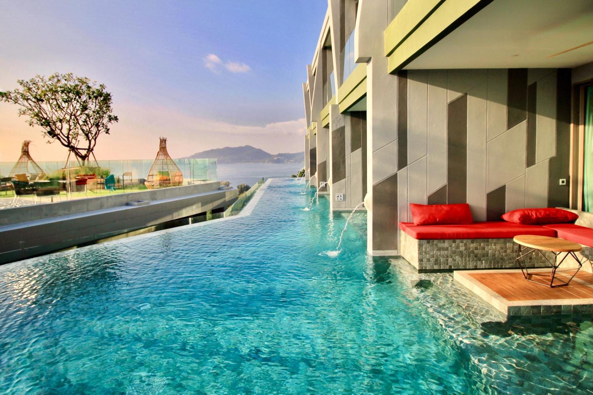 Crest Resort&Pool Villas Patong Esterno foto Infinity pool at the hotel