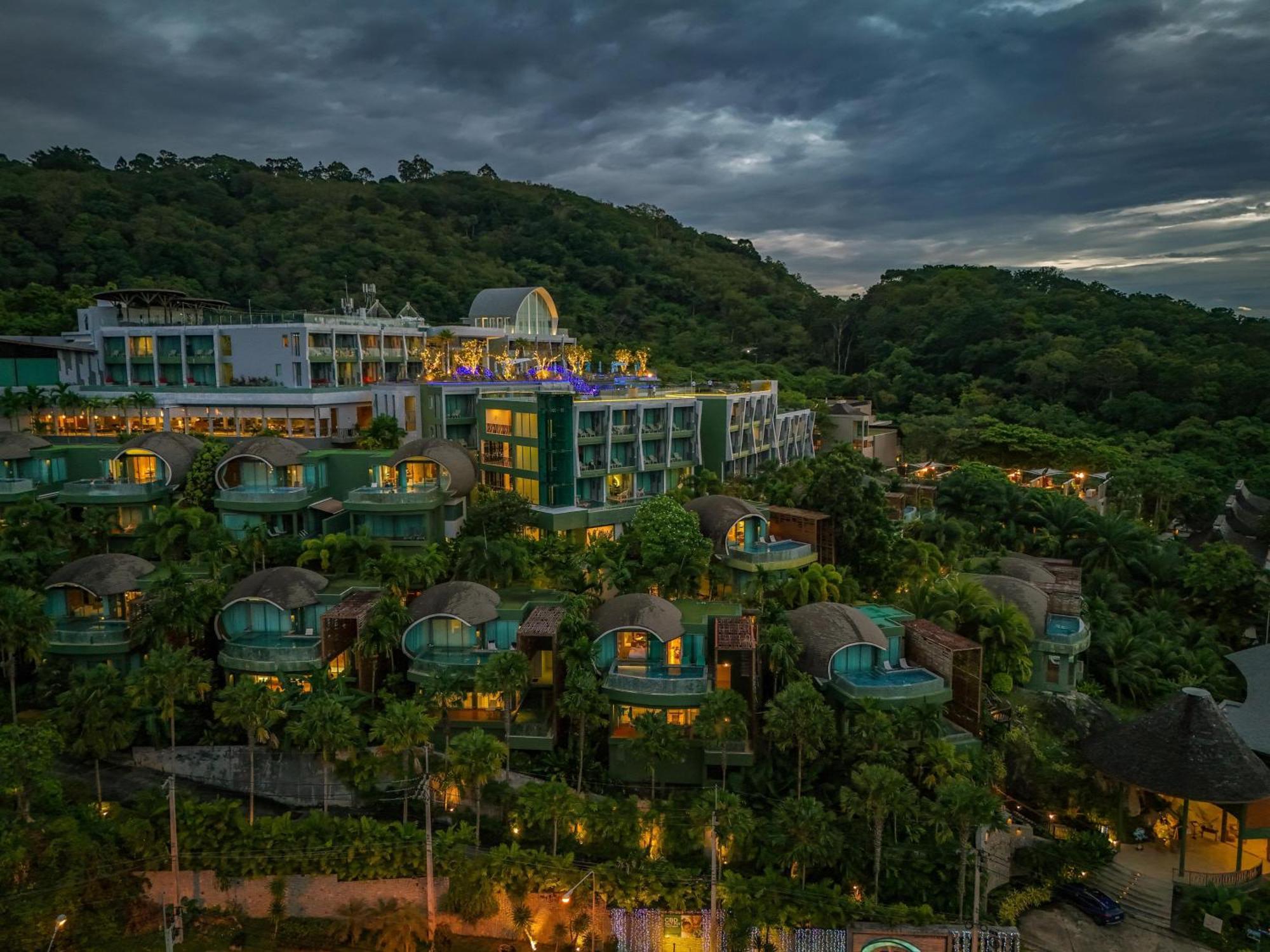 Crest Resort&Pool Villas Patong Esterno foto The Village at Blue Water
