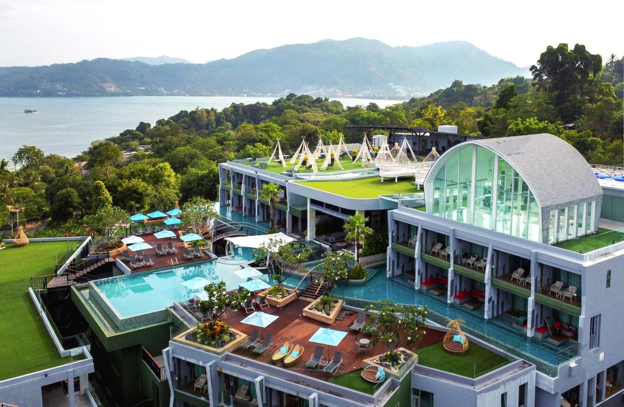 Crest Resort&Pool Villas Patong Esterno foto The Village
