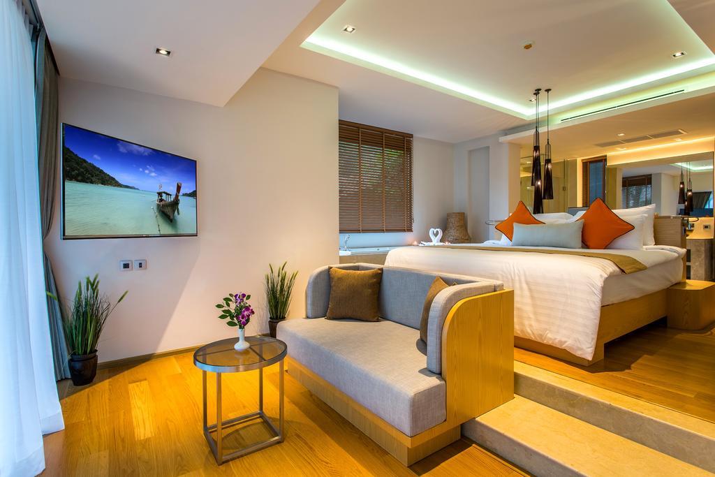 Crest Resort&Pool Villas Patong Esterno foto Deluxe Suite