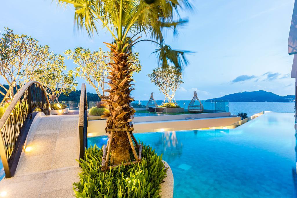 Crest Resort&Pool Villas Patong Esterno foto The resort's infinity pool