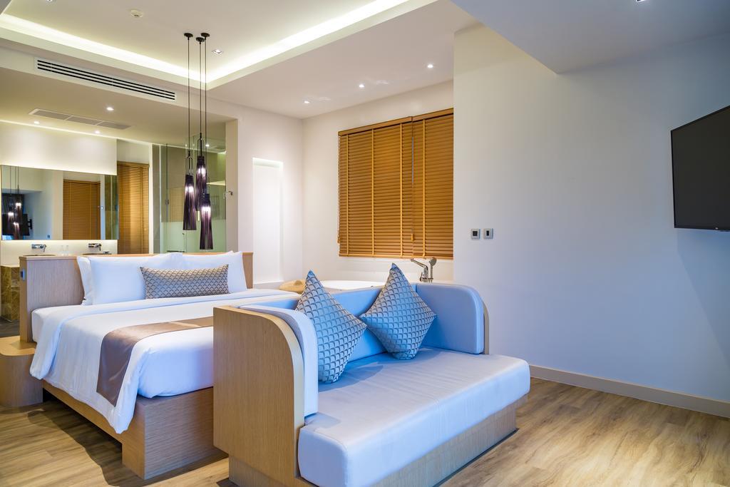 Crest Resort&Pool Villas Patong Esterno foto Deluxe Ocean View