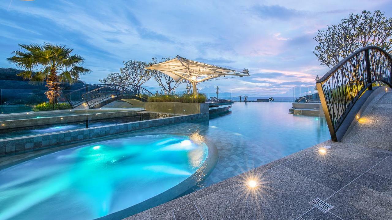 Crest Resort&Pool Villas Patong Esterno foto Infinity pool at the hotel